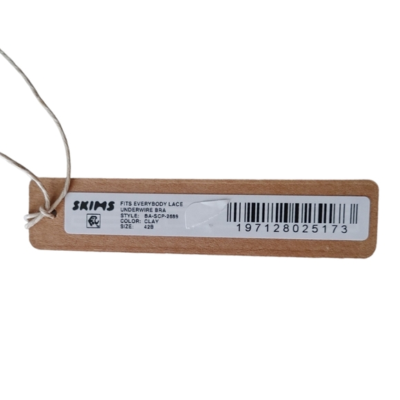 SKIMS Fits Everybody Unlined Lace Scoop Bra - Picture 10 of 14